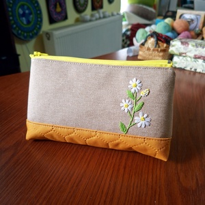 Kézzel hímzett kis virágos neszesszer  - táska & tok - neszesszer - Meska.hu
