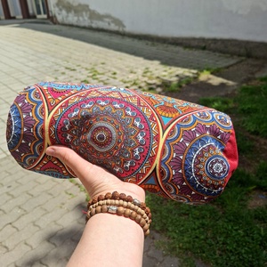Henger párna tönköly pelyvával töltve, 14X30cm, Bordó mandalás - játék & sport - sport és kikapcsolódás - jóga, pilates, torna - jógapárna - Meska.hu