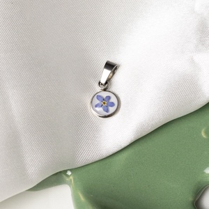 Nefelejcs epoxi medál - nemesacél lánccal - ékszer - nyaklánc - medálos nyaklánc - Meska.hu