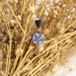 Nefelejcs epoxi medál - nemesacél lánccal - ékszer - nyaklánc - medálos nyaklánc - Meska.hu