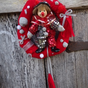 ITT a farsang áll a bál...porcelánfejű - BOHÓC Piros-fehér ezüst,szürke kopogtató,ajtódísz,falidísz   ,koszorú - otthon & életmód - dekoráció - Meska.hu