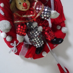 ITT a farsang áll a bál...porcelánfejű - BOHÓC Piros-fehér ezüst,szürke kopogtató,ajtódísz,falidísz   ,koszorú - otthon & életmód - dekoráció - Meska.hu