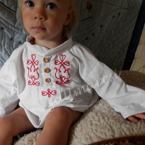 Tulipános, szíves baba ing, gyerek paraszting, fiú keresztelő ruha, népi ünneplő ingecske -  - Meska.hu