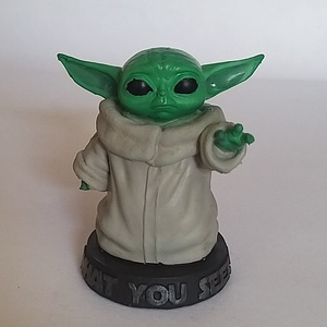 Baby Yoda , Grogu figura, Otthon & Lakás, Dekoráció, Asztal és polc dekoráció, Asztaldísz, Mindenmás, MESKA