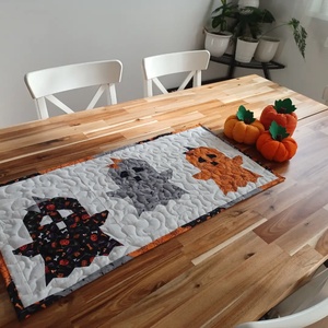Halloweeni szellemes patchwork asztali futó, Otthon & Életmód, Dekoráció, Halloween, Halloweeni dekoráció, Varrás, Patchwork, foltvarrás, MESKA