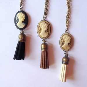 Fekete-fehér kámea nyaklánc fekete bojttal - ékszer - nyaklánc - bojtos nyaklánc - Meska.hu