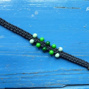 Fekete makramé karkötő zöld gyöngyökkel - ékszer - karkötő - fonott karkötő - Meska.hu