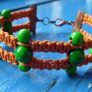 Makramé karkötő fa gyöngyökkel - ékszer - karkötő - fonott karkötő - Meska.hu