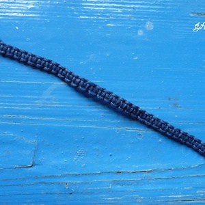 Sötétkék makramé karkötő - ékszer - karkötő - fonott karkötő - Meska.hu