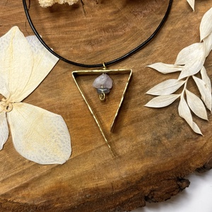 Háromszögletű nyaklánc, Ékszer, Nyaklánc, Medálos nyaklánc, Ékszerkészítés, Ötvös, neve: Vilmos

anyaga:  

fluorit 
- segít a koncentrációban, rendszerezésben, enyhíti a feszültsége..., MESKA