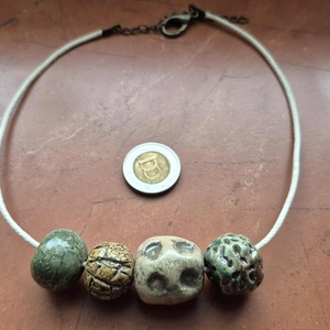 Kavicsok és gyöngyök V.  raku kerámia óriás gyöngyös nyaklánc (ékszer) - ékszer - nyaklánc - bogyós nyaklánc - Meska.hu