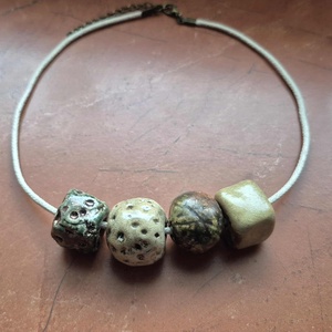 Kavicsok és gyöngyök VI.  raku kerámia óriás gyöngyös nyaklánc (ékszer), Ékszer, Nyaklánc, Bogyós nyaklánc, Ékszerkészítés, Kerámia, MESKA