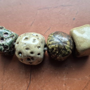 Kavicsok és gyöngyök VI.  raku kerámia óriás gyöngyös nyaklánc (ékszer) - ékszer - nyaklánc - bogyós nyaklánc - Meska.hu