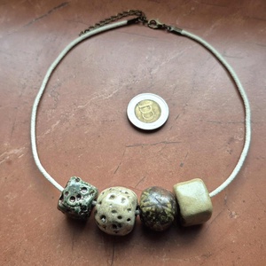 Kavicsok és gyöngyök VI.  raku kerámia óriás gyöngyös nyaklánc (ékszer) - ékszer - nyaklánc - bogyós nyaklánc - Meska.hu