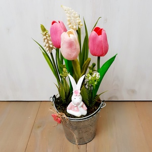 Rózsaszín tulipánok és  nyuszilány fém vödörben -tavaszi asztaldísz,  húsvéti dekoráció, Otthon & Lakás, Dekoráció, Asztal és polc dekoráció, Asztaldísz, Virágkötés, MESKA