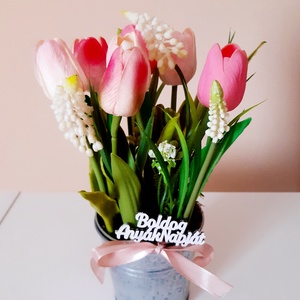 Rózsaszín tulipánok és  fehér gyöngyikék fém vödörben -tavaszi asztaldísz, dekoráció Ajándékba, Anyák napja, Otthon & Lakás, Dekoráció, Asztal és polc dekoráció, Asztaldísz, Virágkötés, MESKA