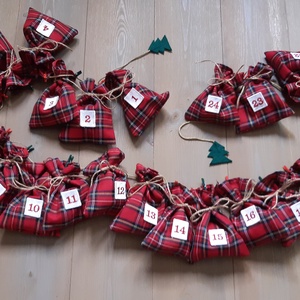 Skótkockás piros adventi zsákok, karácsonyvárás, adventi dísz, dekoráció,  - karácsony - adventi díszek - adventi naptár - Meska.hu