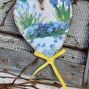 Kék tavaszi virágok, Szíves függődísz, tavaszi dekoráció, Otthon & Életmód, Dekoráció, Fali és függő dekoráció, Függődísz, Decoupage, transzfer és szalvétatechnika, MESKA