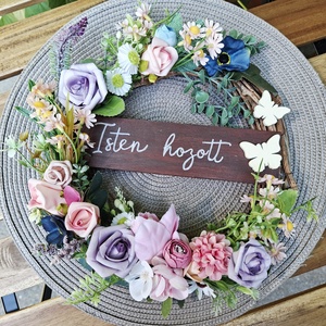Isten hozott-  színes nyári virágos venyige koszorú, kopogtató kézzel írott táblával, Otthon & Életmód, Dekoráció, Ajtó- és ablak dekoráció, Ajtódísz & Kopogtató, Virágkötés, MESKA