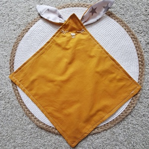 Nyuszi kendő, 27cm mustár csillagos, babajáték - Meska.hu