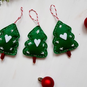 Zöld fenyők, karácsonyfadísz, karácsonyi akasztós dísz, Karácsony, Karácsonyi lakásdekoráció, Karácsonyfadíszek, Varrás, MESKA