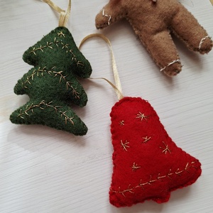 Karácsonyfadíszek Mézi, csengő, fenyő, gömb 4 db filc szett, karácsonyi dekoráció, függődíszek  - karácsony - karácsonyi lakásdekoráció - karácsonyfadíszek - Meska.hu  Karácsonyfadíszek Mézi, csengő, fenyő, gömb 4 db filc szett, karácsonyi dekoráció, függődíszek  - karácsony - karácsonyi lakásdekoráció - karácsonyfadíszek - Meska.hu