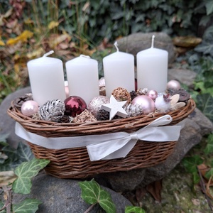 Adventi gyertyakosár- adventi dísz karácsonyi asztaldísz fehér gyertyákkal rózsaszín gömbökkel - Meska.hu