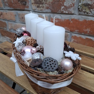 Adventi gyertyakosár- adventi dísz karácsonyi asztaldísz fehér gyertyákkal rózsaszín gömbökkel - karácsony - adventi díszek - adventi koszorú - Meska.hu