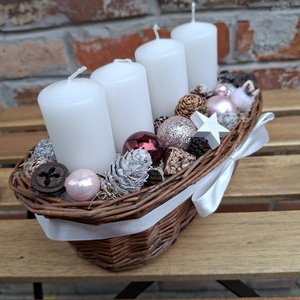 Adventi gyertyakosár- adventi dísz karácsonyi asztaldísz fehér gyertyákkal rózsaszín gömbökkel - karácsony - adventi díszek - adventi koszorú - Meska.hu