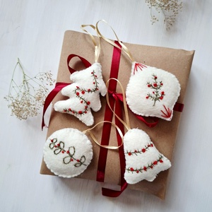 Fehér himzett filc karácsonyfadíszek, filc díszek - Meska.hu