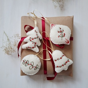 Fehér himzett filc karácsonyfadíszek, filc díszek - karácsony - karácsonyi lakásdekoráció - karácsonyfadíszek - Meska.hu