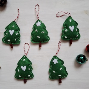 Zöld fenyők, karácsonyfadísz, karácsonyi akasztós dísz, Karácsony, Karácsonyi lakásdekoráció, Karácsonyfadíszek, Varrás, MESKA