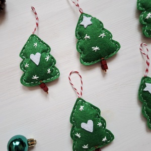 Zöld fenyők, karácsonyfadísz, karácsonyi akasztós dísz - karácsony - karácsonyi lakásdekoráció - karácsonyfadíszek - Meska.hu