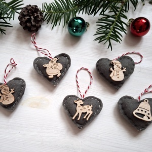 Szürke filc szívek- 5db- karácsonyfadísz, ajándékkísérő, dekoráció, Karácsony, Karácsonyi lakásdekoráció, Karácsonyfadíszek, Varrás, MESKA