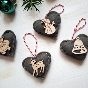 Szürke filc szívek- 5db- karácsonyfadísz, ajándékkísérő, dekoráció - karácsony - karácsonyi lakásdekoráció - karácsonyfadíszek - Meska.hu
