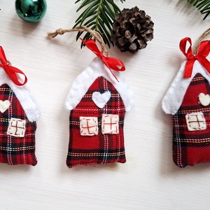 Havas adventi házikók és fahéj fenyők-piros  kockás karácsonyi country dekoráció, díszek  5db - karácsony - karácsonyi lakásdekoráció - karácsonyi lakásdíszek - Meska.hu
