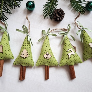 Fahéjillat- fenyők fahéjjal- karácsonyi country dekoráció, díszek 5db zöldben - Meska.hu
