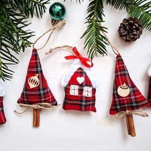 Havas adventi házikók és fahéj fenyők-piros  kockás karácsonyi country dekoráció, díszek  5db - Meska.hu