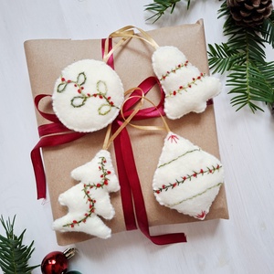 Fehér hímzett filc karácsonyfadíszek, filc díszek, Karácsony, Karácsonyi lakásdekoráció, Karácsonyfadíszek, Varrás, MESKA