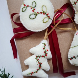 Fehér hímzett filc karácsonyfadíszek, filc díszek - karácsony - karácsonyi lakásdekoráció - karácsonyfadíszek - Meska.hu