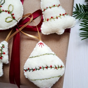 Fehér hímzett filc karácsonyfadíszek, filc díszek - karácsony - karácsonyi lakásdekoráció - karácsonyfadíszek - Meska.hu