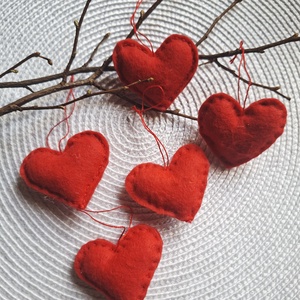 Piros filc szívek- 5db-  ajándékkísérő, dekoráció, Otthon & Életmód, Dekoráció, Fali és függő dekoráció, Függődísz, Varrás, MESKA