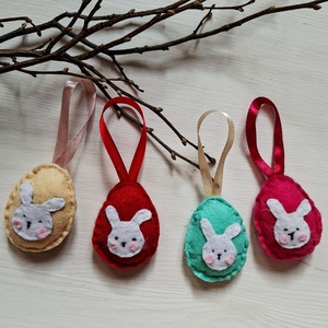 Nyuszis filc tojások- húsvéti függődíszek, ajándékba, tavaszi dekoráció, Ünnepi díszek, dekorációk, Húsvéti díszek és dekorációk, Húsvéti tojásfadíszek, Varrás,  Nyuszis filc tojások fára, ajándéknak:)

Gondosan kézzel varrt filcdíszek. 

 mérete: 6cm*4,5cm

A..., MESKA