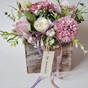 Rózsák és hortenziák fadobozban,  virágdísz nőnapra, születésnapra ünnepi alkalmakra - otthon & életmód - dekoráció - asztal és polc dekoráció - asztaldísz - Meska.hu