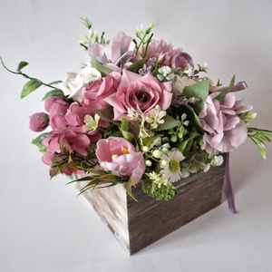 Rózsák és hortenziák fadobozban,  virágdísz nőnapra, születésnapra ünnepi alkalmakra - otthon & életmód - dekoráció - asztal és polc dekoráció - asztaldísz - Meska.hu