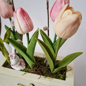 Tulipános faládika nyuszival- húsvéti asztaldísz - otthon & életmód - dekoráció - asztal és polc dekoráció - asztaldísz - Meska.hu