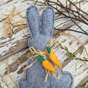 Szürke Nyuszi- filc nyúl, akasztós dísz, ajtódísz, ablakdísz, húsvéti dekoráció - ünnepi díszek, dekorációk - húsvéti díszek és dekorációk - húsvéti ablakdíszek - Meska.hu