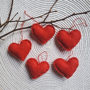 Filc piros szívek- függődíszek, ajándékkísérő,, tavaszi dekoráció, Otthon & Életmód, Dekoráció, Fali és függő dekoráció, Függődísz, Virágkötés, MESKA