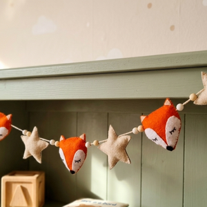 Alvó kisróka pofik- girland, fűzér, gyerekszobai, babaszobai dekoráció,  bézs- narancs - baba - mama - babaszoba dekoráció - babaszoba füzér, girland  - Meska.hu