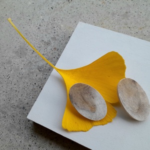 Növényekkel festett, nyírfa fülbevaló - ékszer - fülbevaló - lógós kerek fülbevaló - Meska.hu